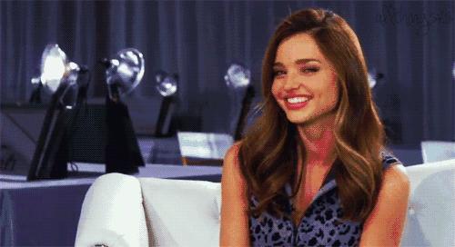 冬天带帽中长款针织开衫怎么搭配,针织开衫保暖又好穿女人味十足