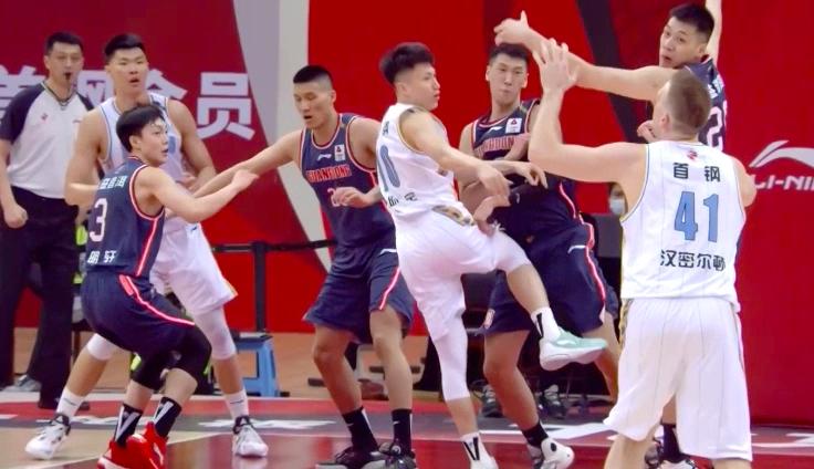 断子绝孙式犯规？刘晓宇连踢带顶，广东杜锋爱将捂着*处私**痛苦退场