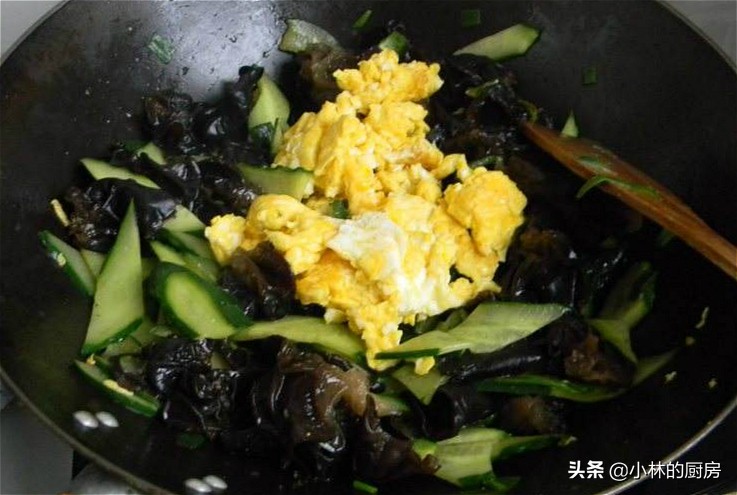 炒木耳噼里啪啦怎么办,炒木耳时为什么砰砰响