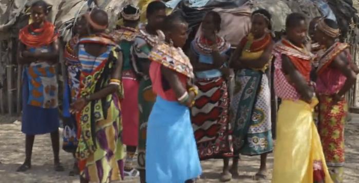 非洲女人拒绝割礼，自己用牛粪盖房建立女人村，拒绝男人进入
