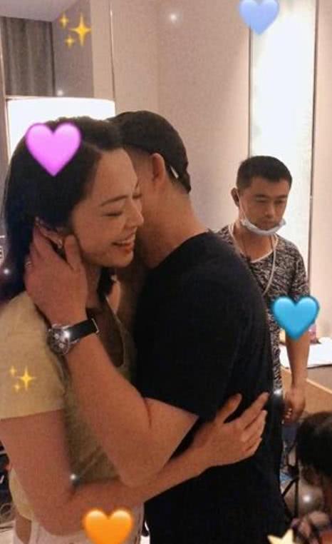 吃瓜日报丨女星拍吻戏拍到缺氧？王菲女儿被迫炫富？郭麒麟被质疑