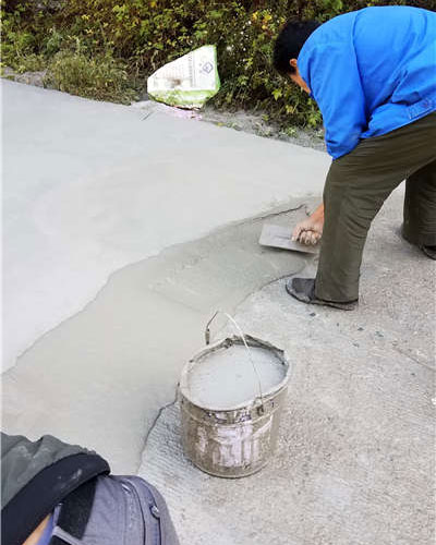 下雨把水泥地面冲烂怎么办,刚打的水泥地面冻坏怎样修复