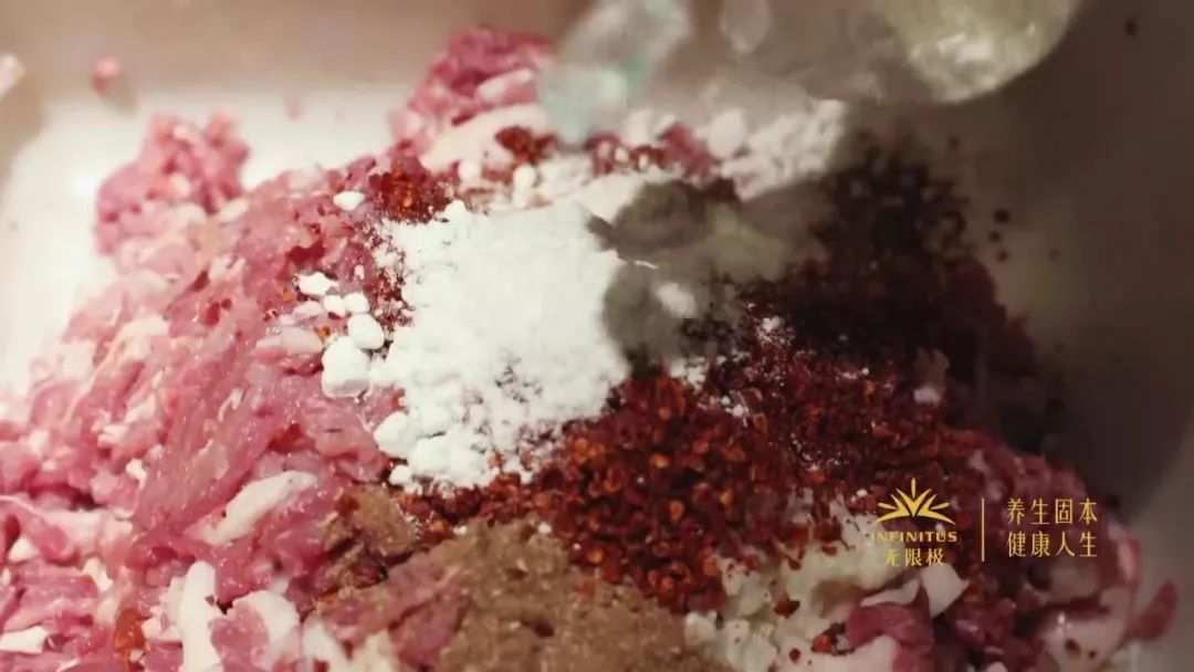 又到熏腊肉灌香肠的时节,做好的香肠在家熏腊肉