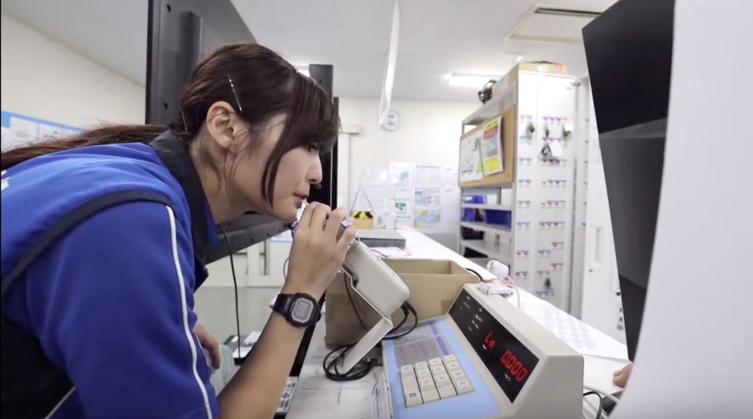日本快递女员工,日本女快递员工作细节