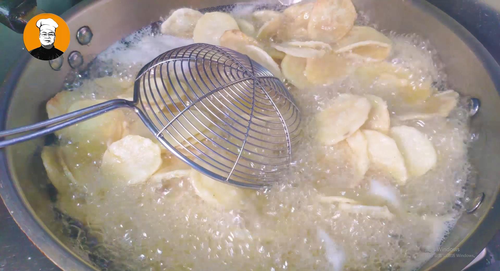 在家轻松制作薯片小孩子也可以做,制作薯片的方法又健康又好吃视频