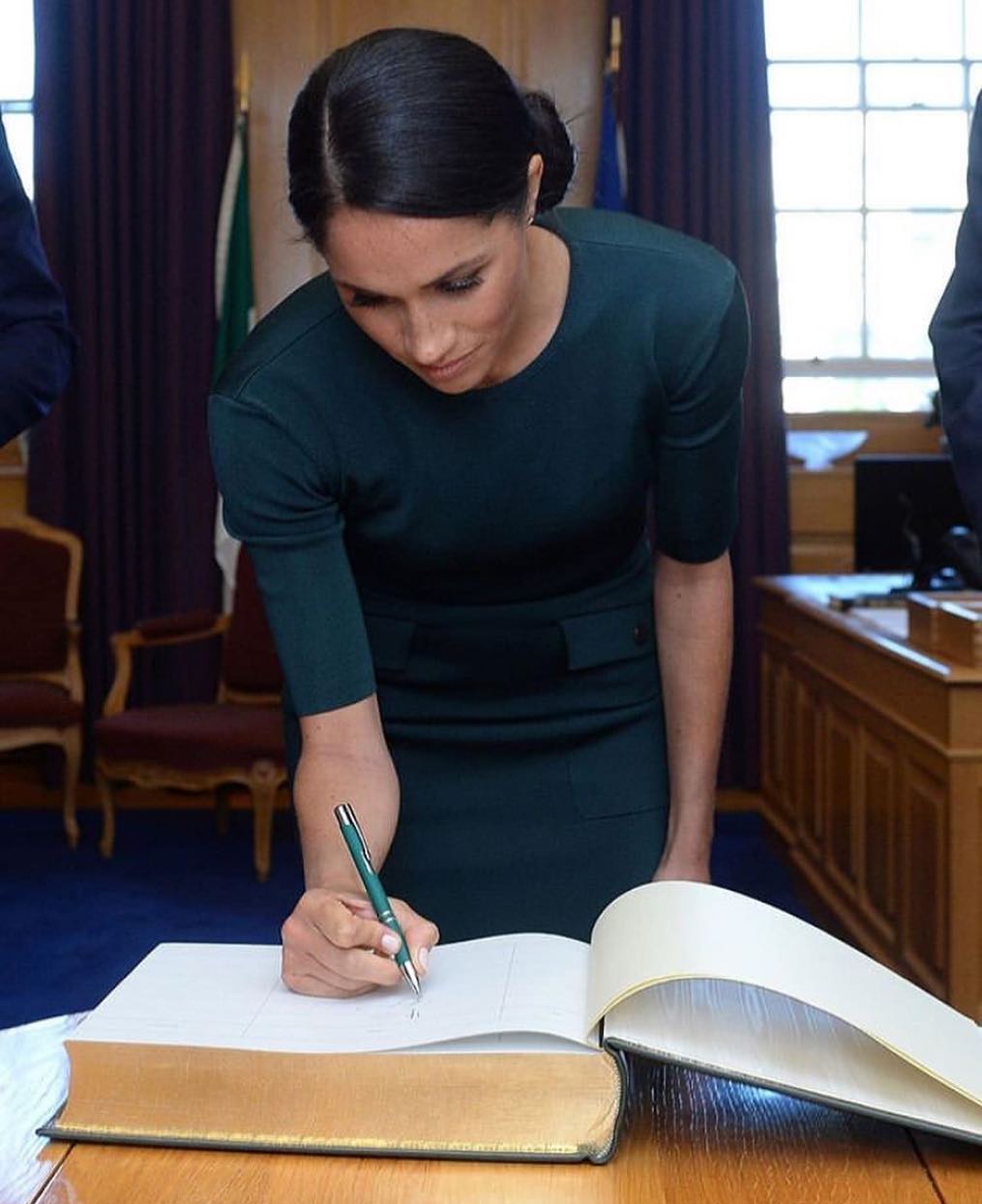 王室女性成员签名照:女王贵气,莱后最霸气,最优雅当属戴妃