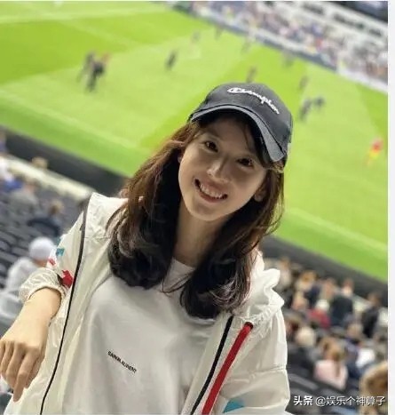 章泽天国外生活很惬意看球赛忙应酬，网友：简直就是在度假