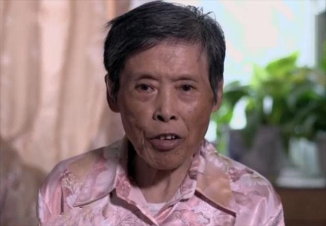 养父去世后36岁女孩寻亲,女子整理父亲遗物发现一封血书