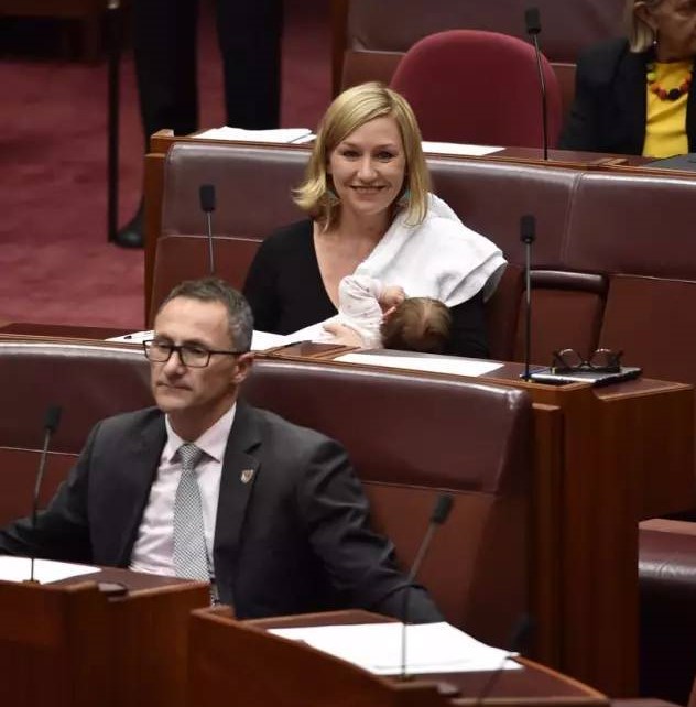 哺乳尴尬症,长途车上怎么给孩子喂奶