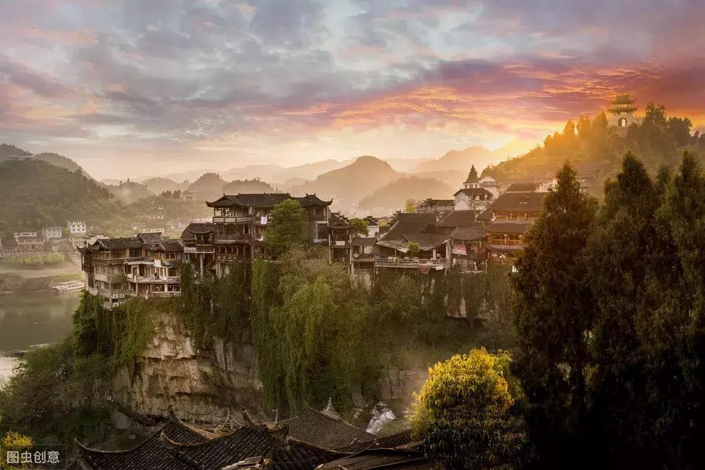 瀑布上的千年古镇芙蓉镇,挂在瀑布上的千年古镇湘西芙蓉镇