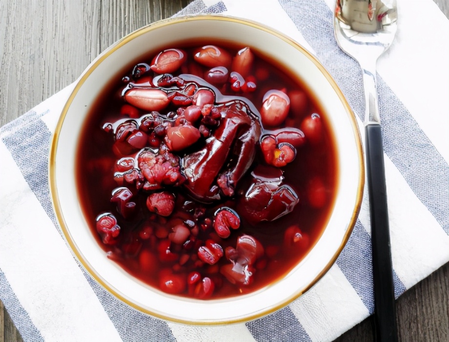 坚持吃五谷粥祛湿养胃,清除湿热的五谷杂粮粥