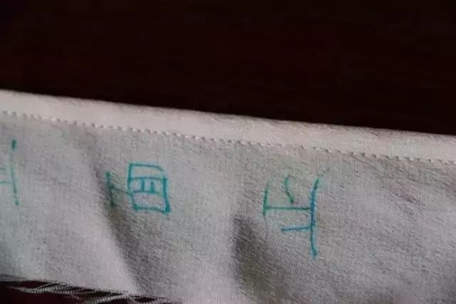 真丝手工卷边教程,真丝0.3卷下摆的卷边技巧