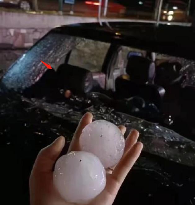 大连突降冰雹多车受损车顶被击穿,大连突降冰雹