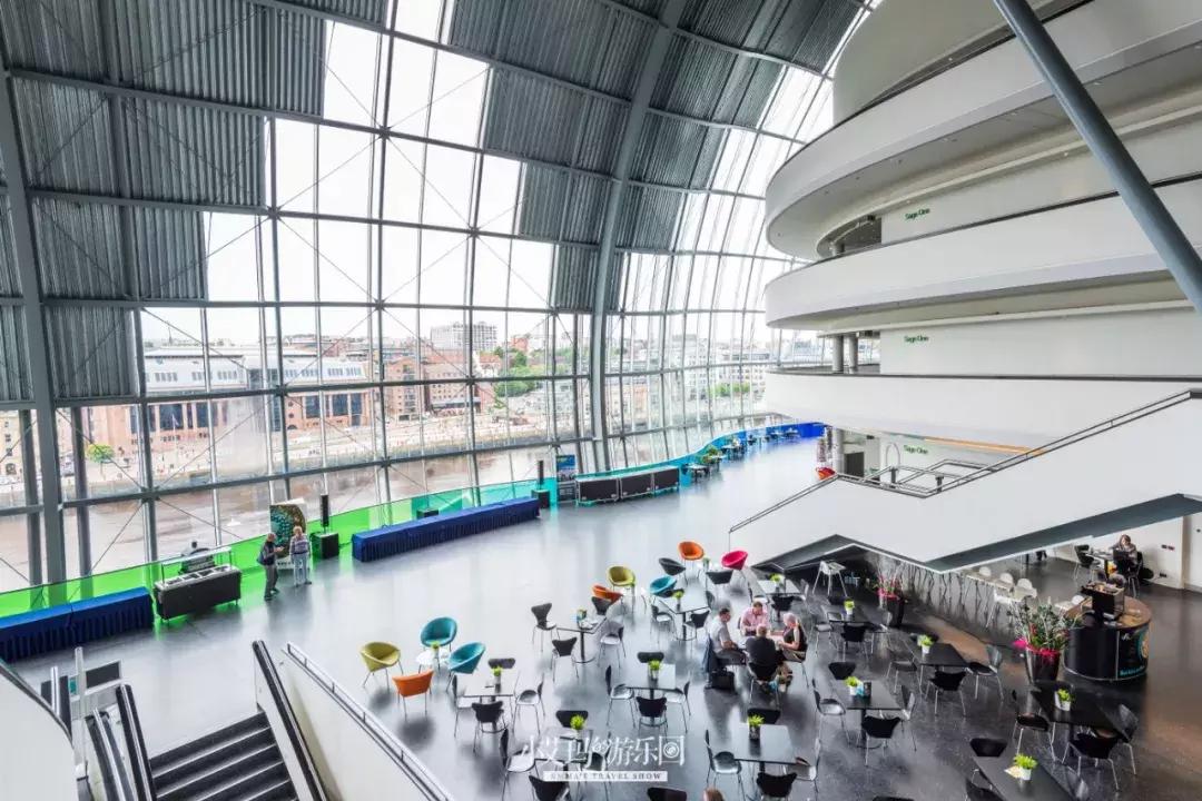 纽卡斯尔,店主为我弹奏了一把十万元的吉他