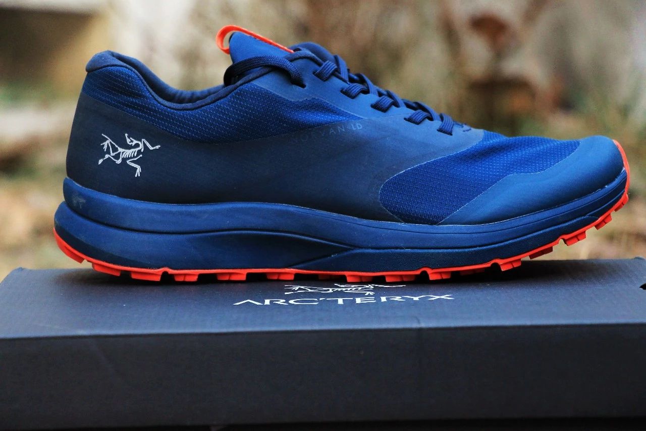 公认脚感最好的户外鞋始祖鸟,始祖鸟越野跑鞋高帮灰色