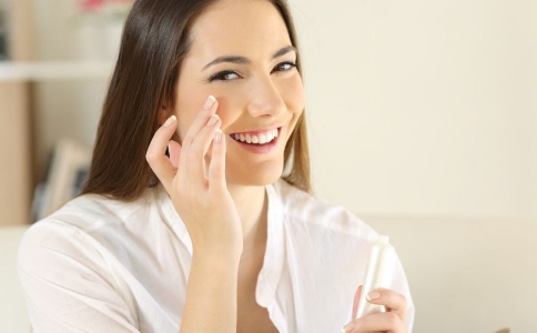 擦完粉底毛孔里有白头如何补救?