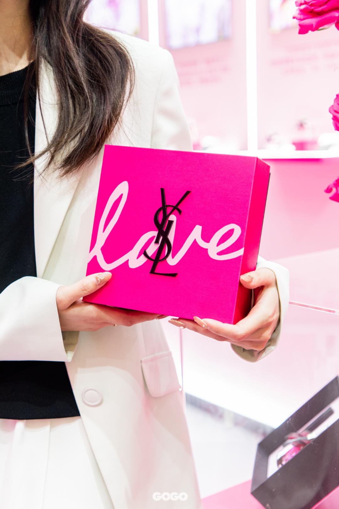 YSL直升机狂爱来袭，带你穿越巴黎，“上天”告白