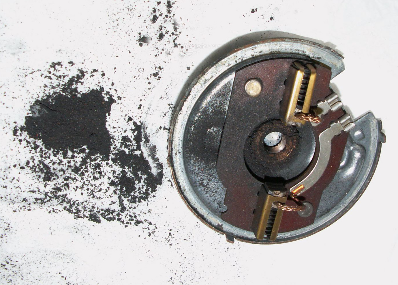 轿车散热风扇不转导致开锅,汽车散热器开锅怎么解决