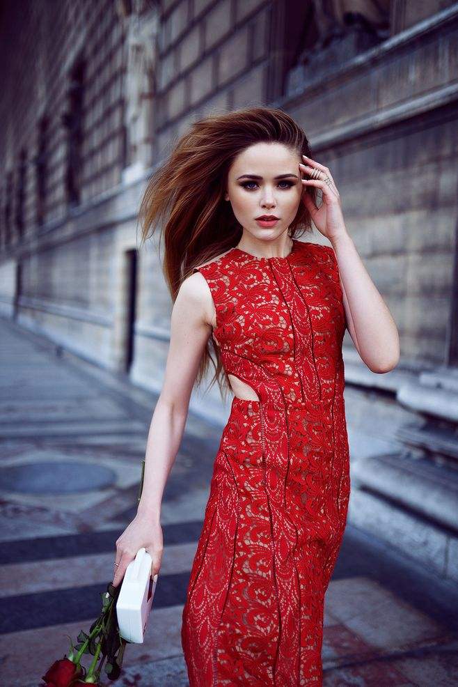 渔网袜加蕾丝裙日常穿搭,白色长蕾丝裙怎么穿好看