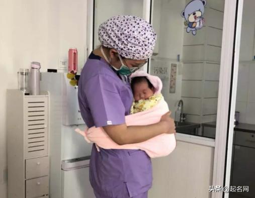 父亲给儿子取名字护士少写一笔,爸爸起名宇凡