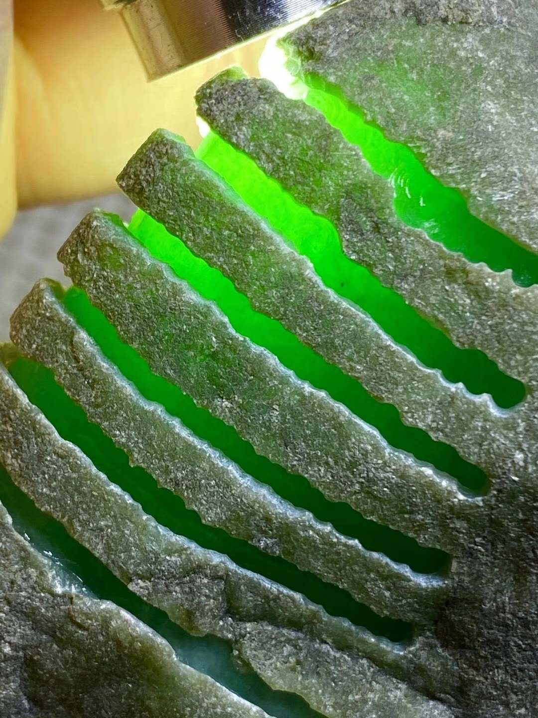 赌石中的原石一般在哪里,赌石开窗料视频讲解