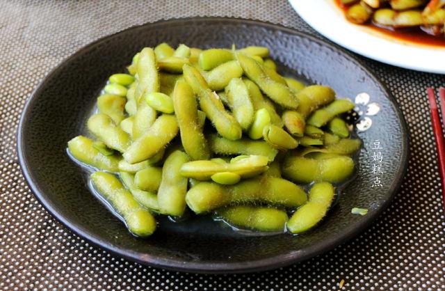 天热最爱，买1斤毛豆，加2勺盐简单一煮，一盘子也不够吃