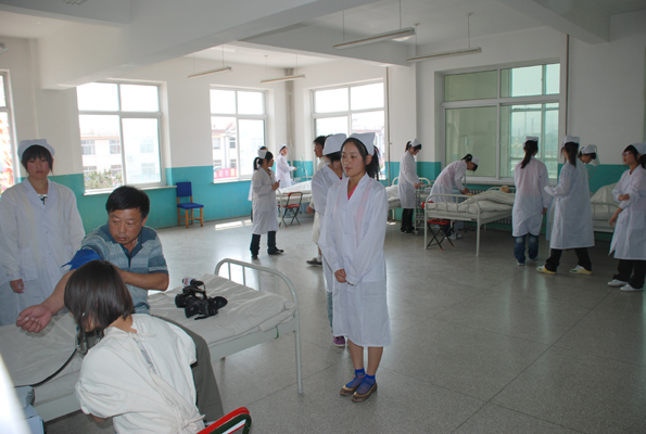 成都华大卫校学费一年是多少,成都卫校专业有哪些