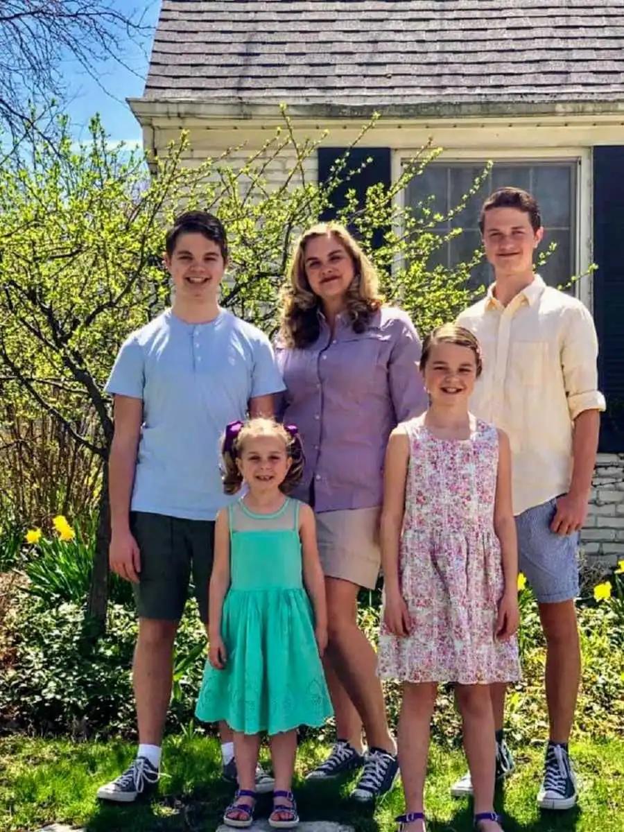 两名男高中生因随身携带姨妈巾走红网络，网友：他们有个好妈妈