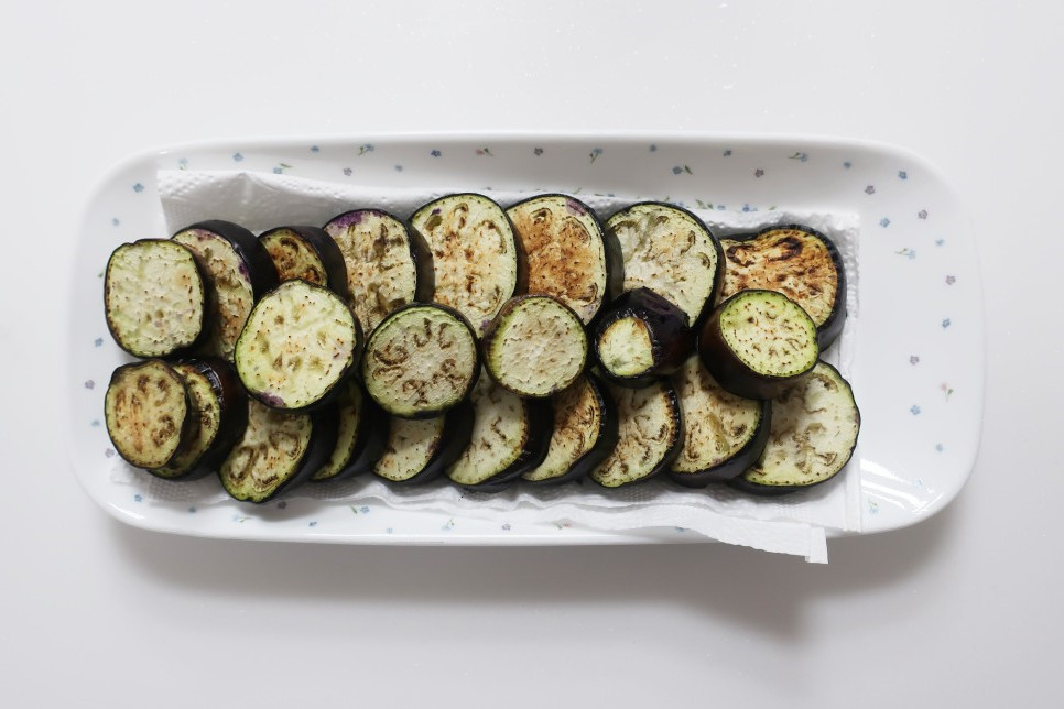 酸辣烤茄子教程,不辣的蒜蓉烤茄子做法