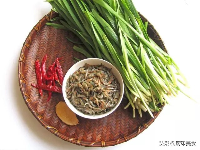 春天怎么少得了这道韭菜炒河虾,河虾的家常做法韭菜炒河虾