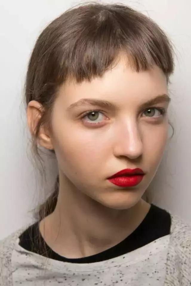 卷发老气怎么补救,直发显年轻卷发显老气