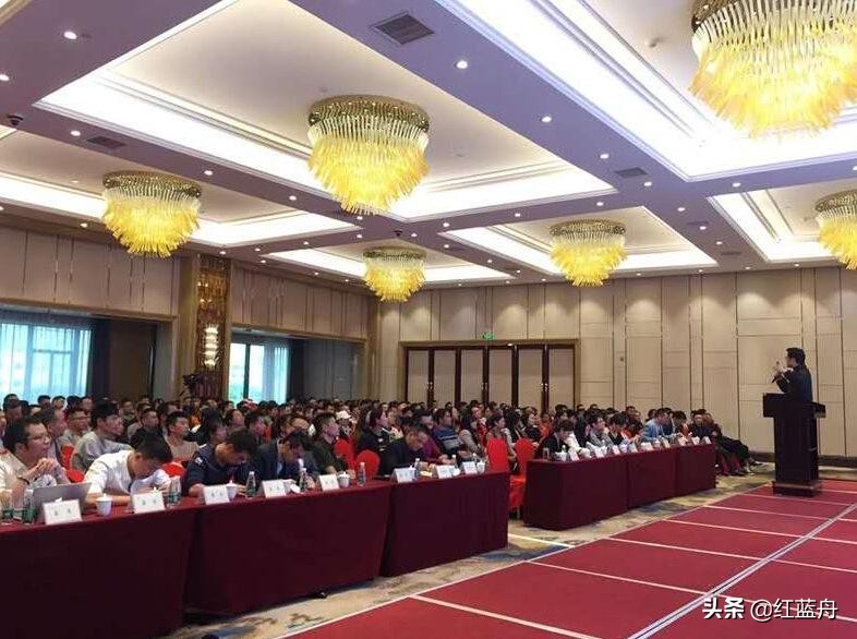 不习惯的“表演”(小小说)