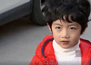 三岁男孩遭亲妈狠踢,3岁孩子被妈妈狠踢现场