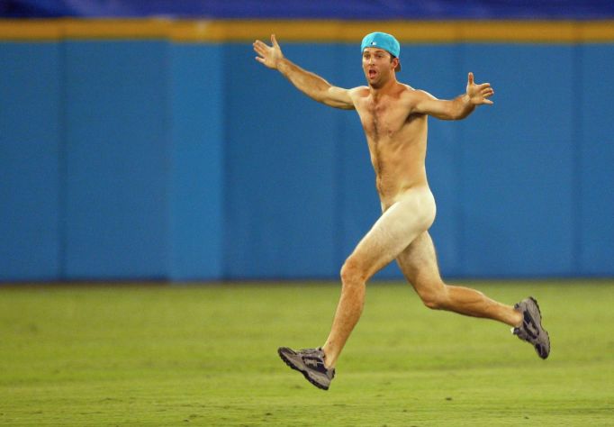 打架、裸奔在英国看场球赛，我的三观崩塌了：说好的绅士风度呢？