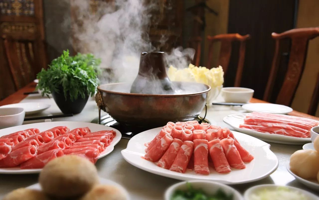多数人喜欢吃火锅的原因是什么,为啥人们喜欢吃火锅