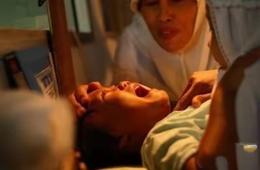 她4岁被*暴强**，5岁被割生殖器，13岁嫁60岁老头，22岁时惊艳世界