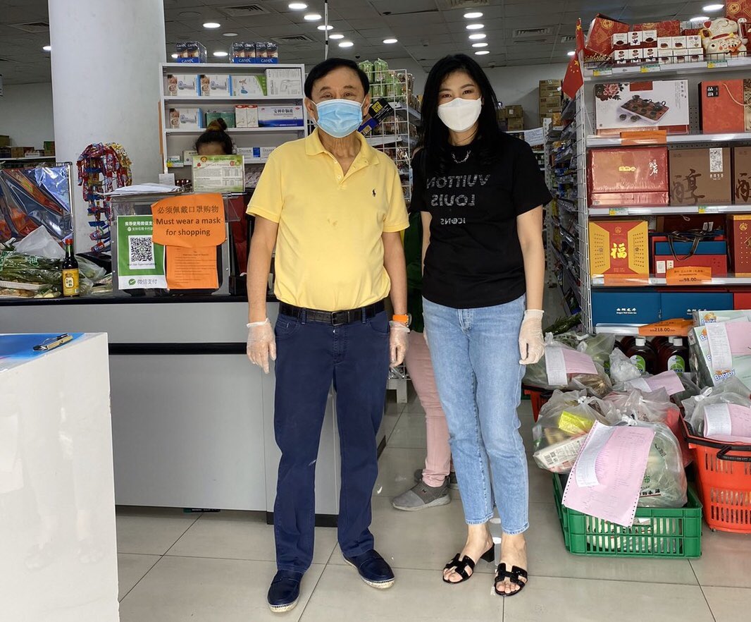 53岁泰国前总理英拉好年轻啊！穿爱马仕拖鞋逛超市，一身都是名牌