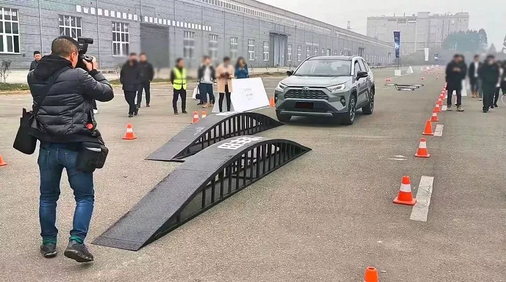 场地越野体验,新rav42.0四驱爬坡