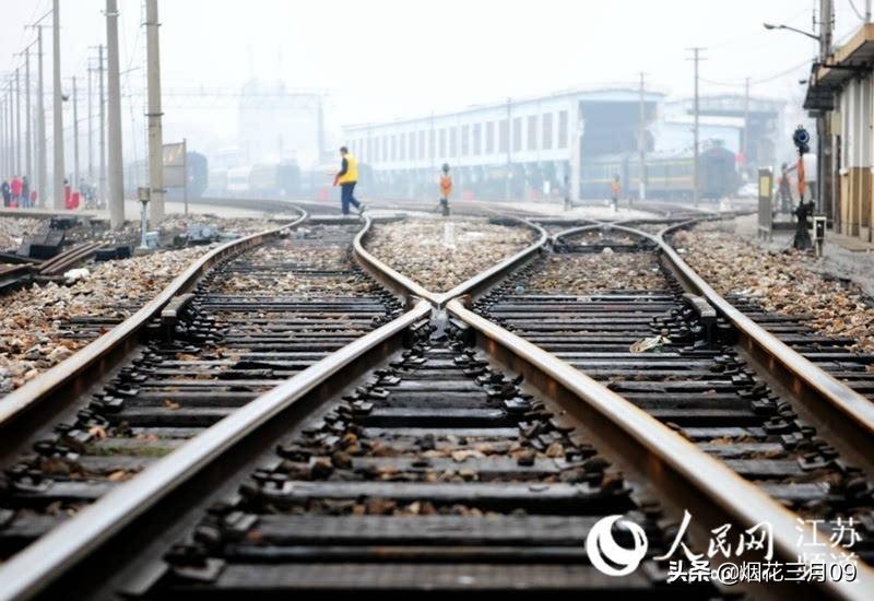 余华第七天中的荒诞,余华笔下的小人物