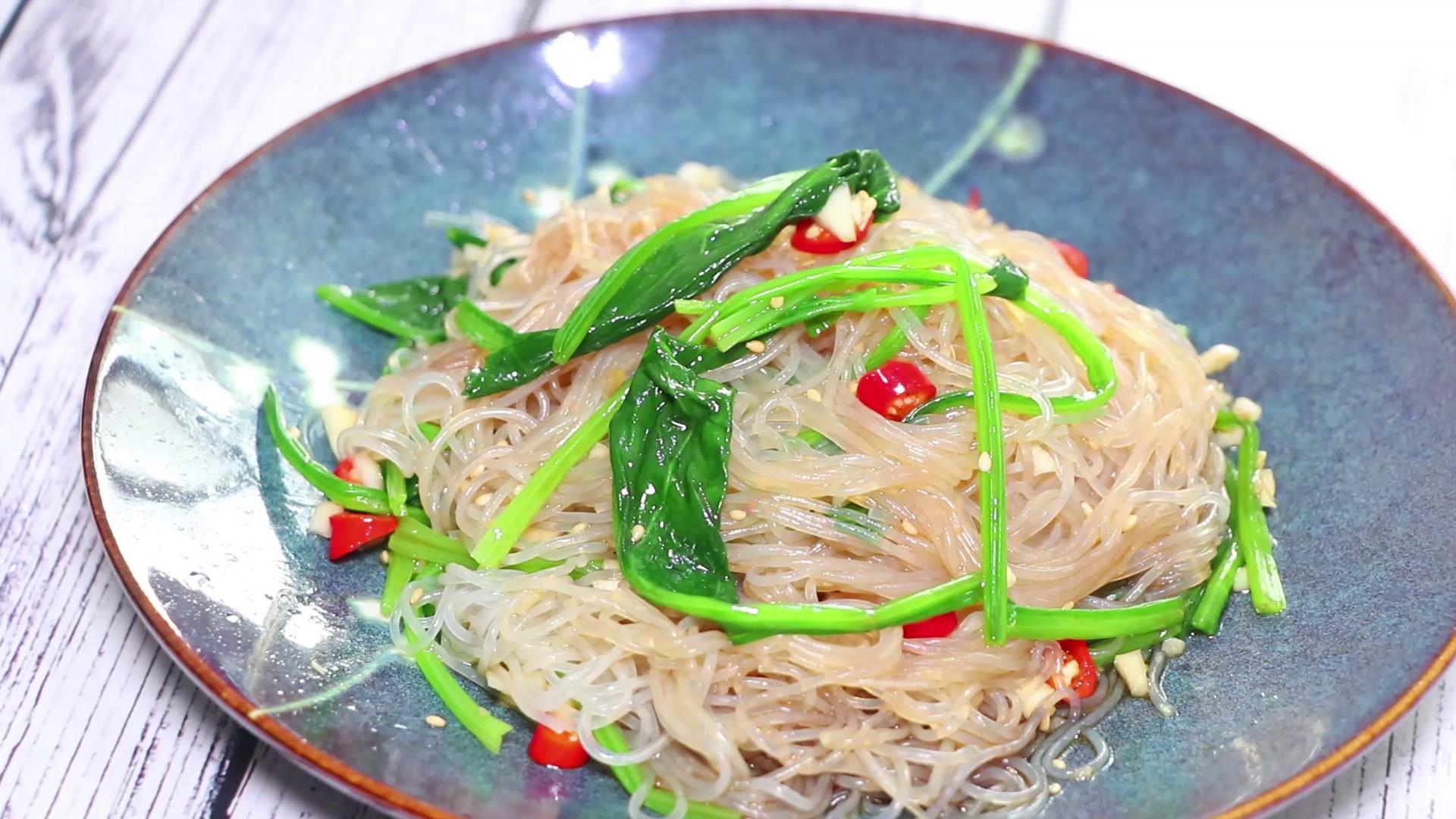 做凉拌菜粉丝,凉拌粉丝就这么一碗都不够吃