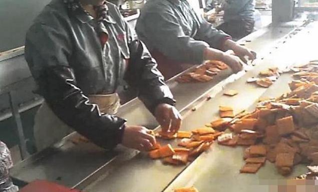 4岁女孩下巴成了“马蜂窝”，5毛一包的垃圾食品，你还给娃买吗？