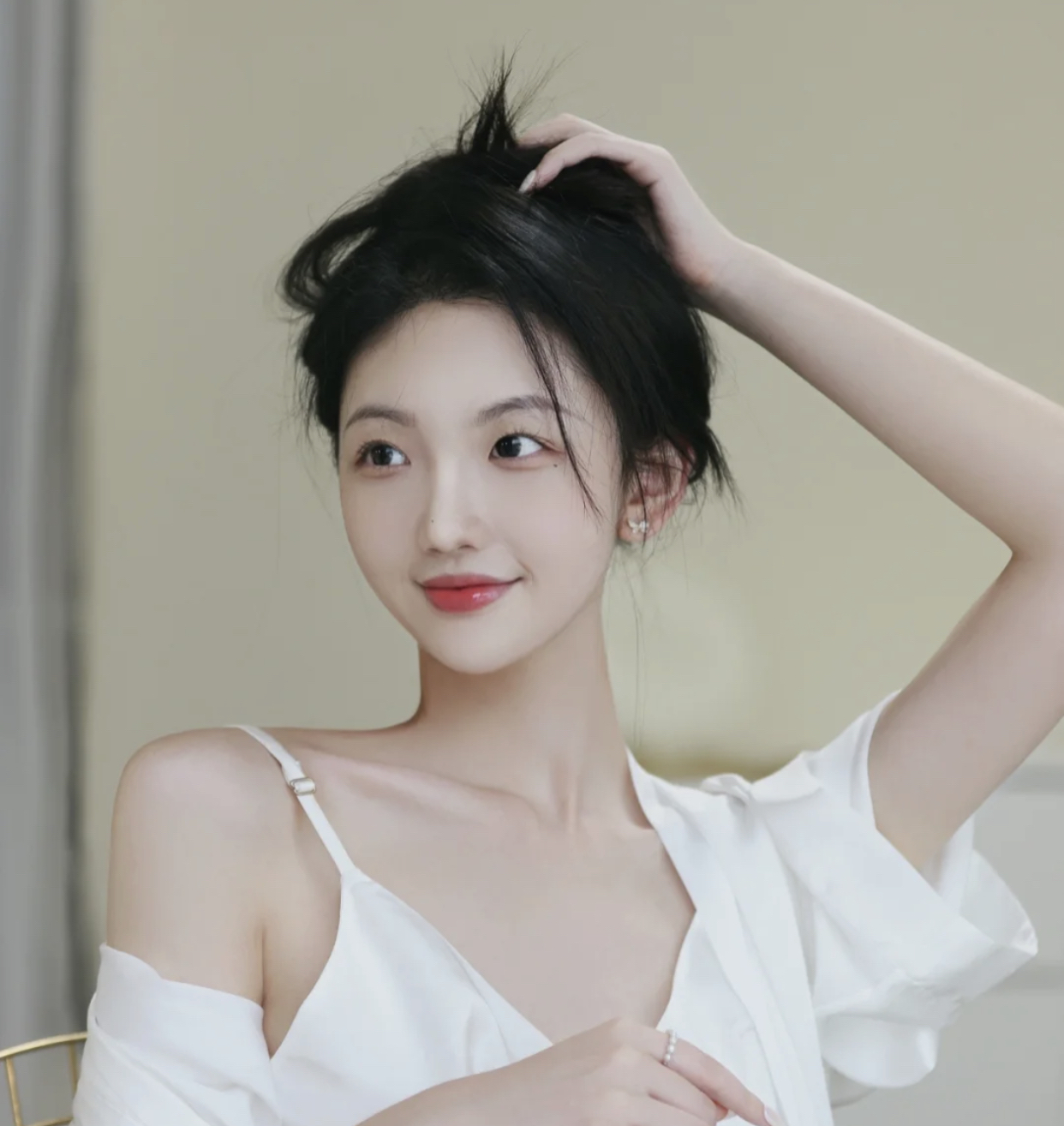 有很深颈纹的女生怎么改善,颈纹难看显老如何改善