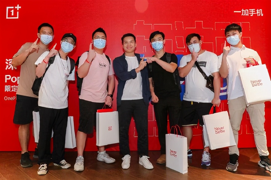 太过真实，朋友圈VS微博内容，哪一个才是花样晒新手机的你？