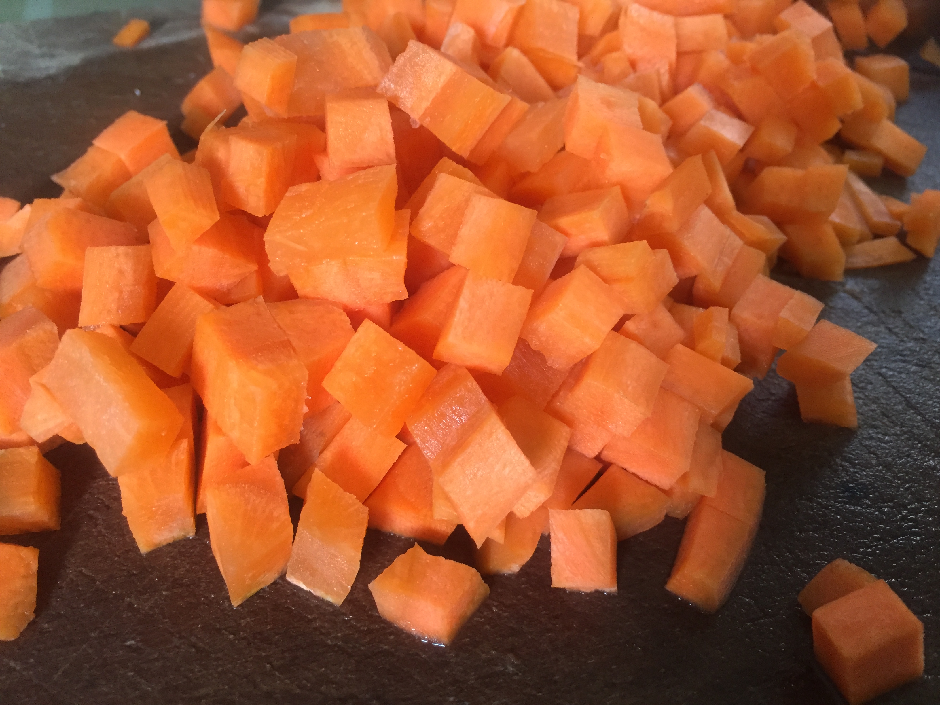 金玉满堂红萝卜炒玉米丁,金玉满堂玉米粒黄瓜胡萝卜的做法