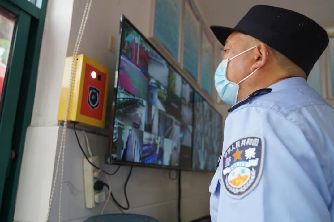 开学交警暖心护航,公安护航平安开学