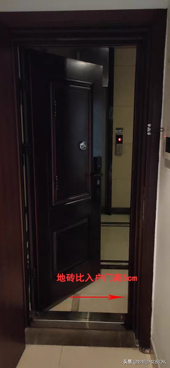 工人贴砖墙砖不平,贴地板砖工人有啥坏处