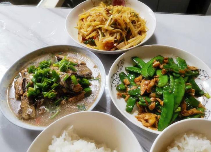 推荐4道清淡爽口月子餐,如何在家做出美味健康的月子餐