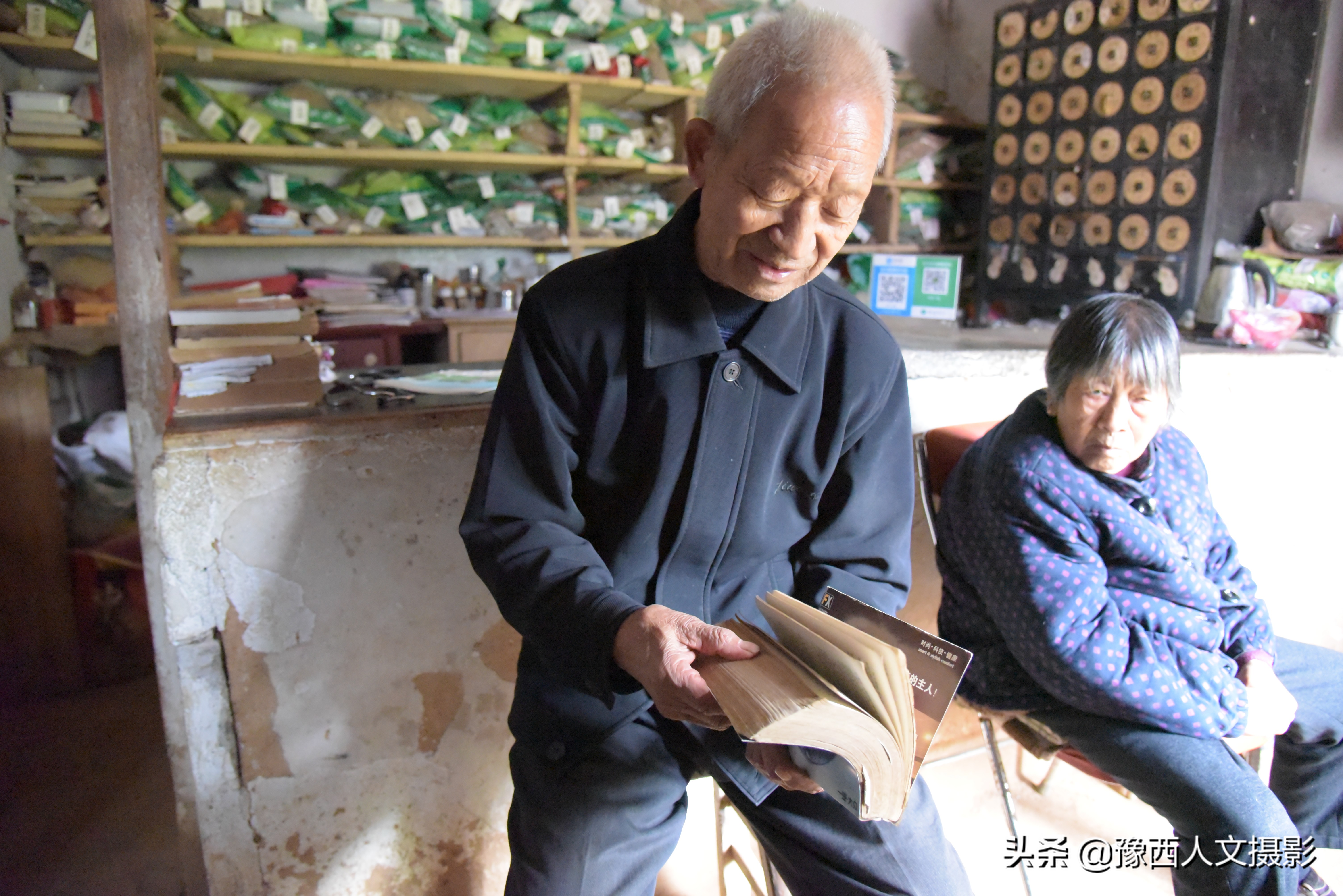 83岁老人坚持学习33年,83岁老中医自学成才