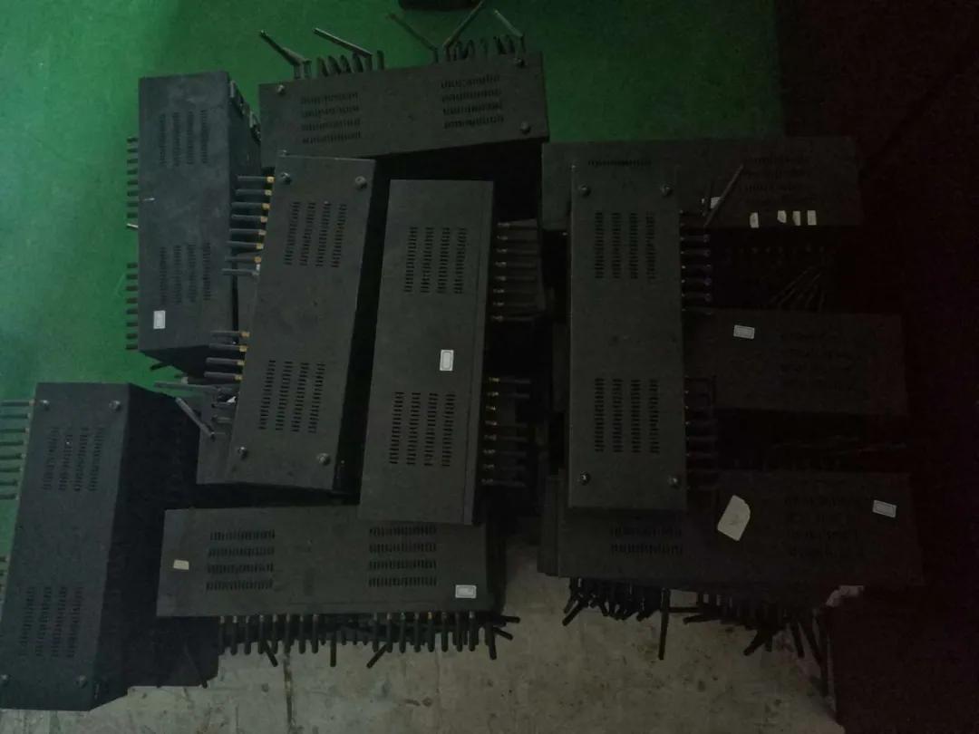 垃圾短信大多来自它，一套能操作60张手机卡，靠“*池猫**”养卡的这伙人被警方端了