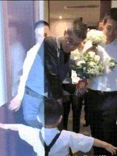 搞笑gif图妹子你太逗了,搞笑gif妹子你的衣服太前卫了